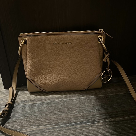 NWT Michael Kors Nicole Triple Compartment
Crossbody Bag, Beige Leather - Picture 14 of 16